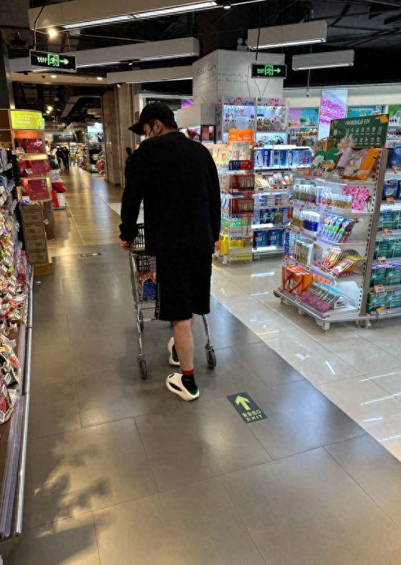 雷佳音与妻女逛超市，大裤衩配拖鞋被指很素人，大头超惹眼