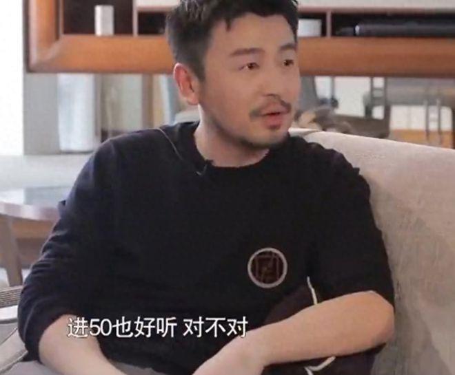 雷佳音与妻女逛超市，大裤衩配拖鞋被指很素人，大头超惹眼