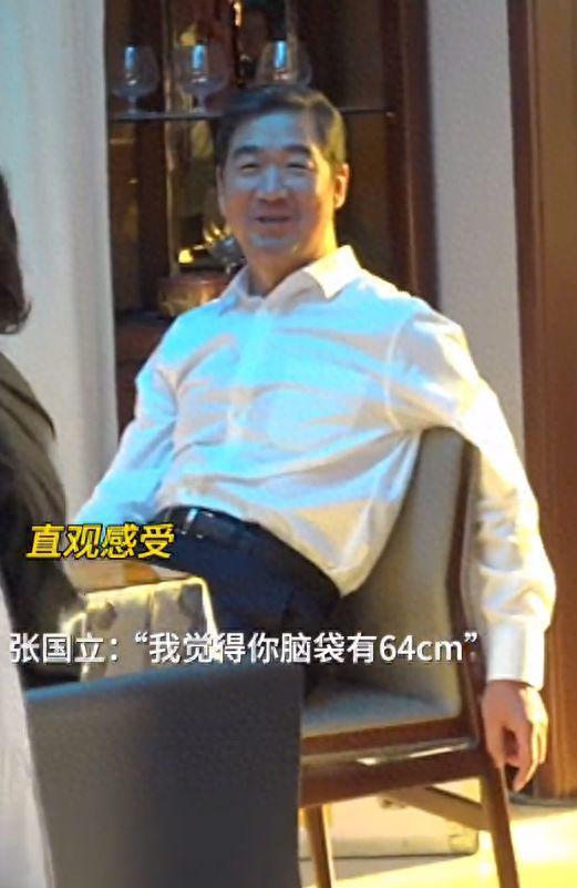 雷佳音与妻女逛超市，大裤衩配拖鞋被指很素人，大头超惹眼