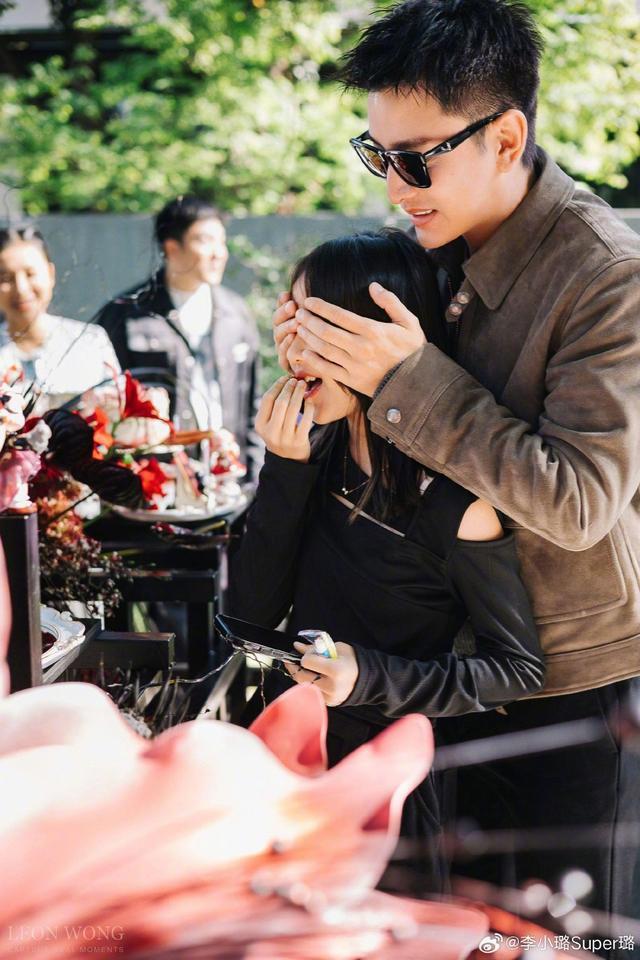 贾乃亮李小璐为甜馨庆祝11岁生日 三人合影笑容灿烂