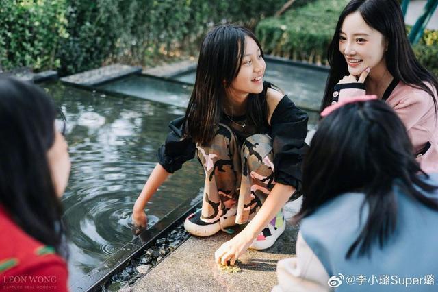 贾乃亮李小璐为甜馨庆祝11岁生日 三人合影笑容灿烂