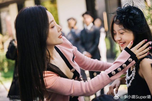 贾乃亮李小璐为甜馨庆祝11岁生日 三人合影笑容灿烂