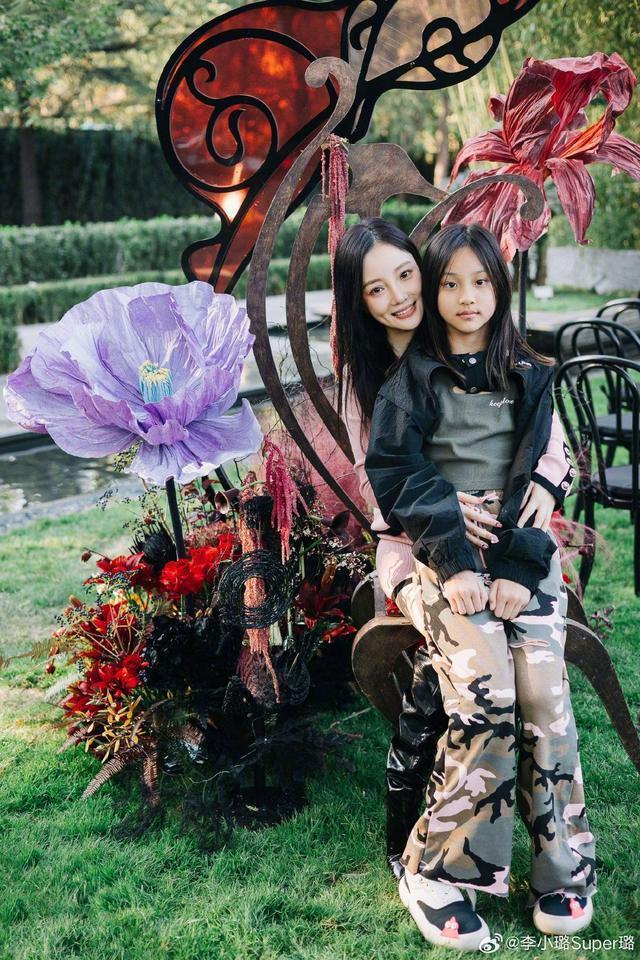 贾乃亮李小璐为甜馨庆祝11岁生日 三人合影笑容灿烂