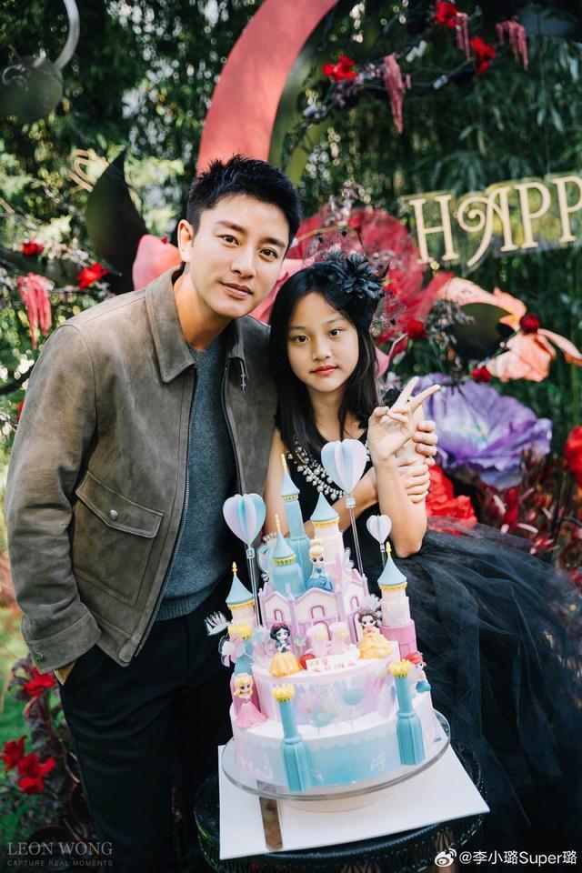 贾乃亮李小璐为甜馨庆祝11岁生日 三人合影笑容灿烂