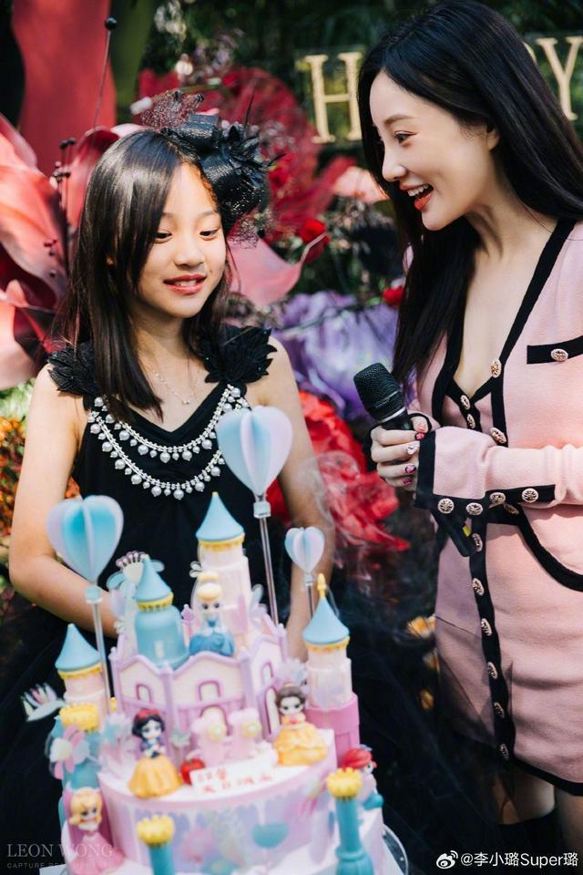 贾乃亮李小璐为甜馨庆祝11岁生日 三人合影笑容灿烂