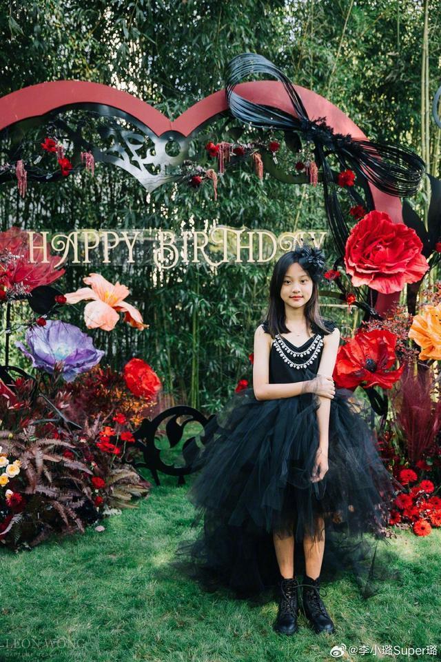 贾乃亮李小璐为甜馨庆祝11岁生日 三人合影笑容灿烂