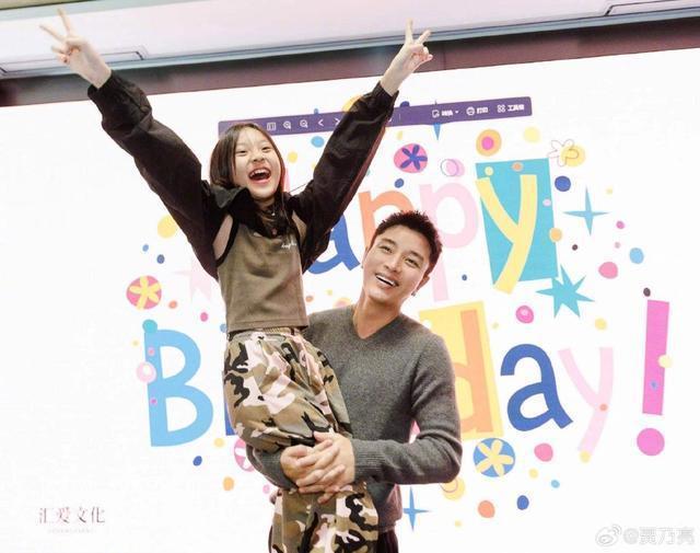 贾乃亮李小璐为甜馨庆祝11岁生日 三人合影笑容灿烂
