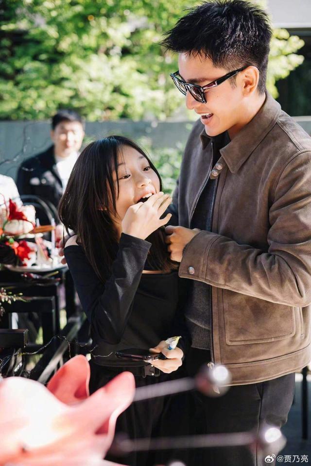 贾乃亮李小璐为甜馨庆祝11岁生日 三人合影笑容灿烂