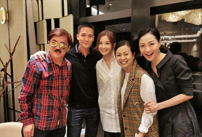 40岁蔡卓妍为富豪父亲庆生，嗨歌热舞忘我狂欢