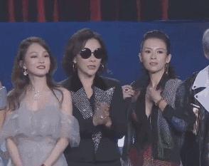 章子怡，终于丢掉了娇妻剧本