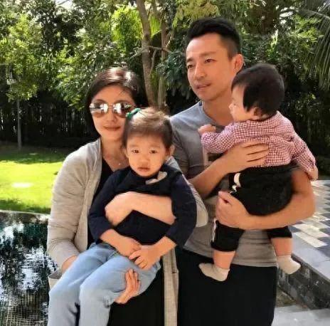 汪小菲深夜密会俩女生举止亲密，大S回应：与我无关