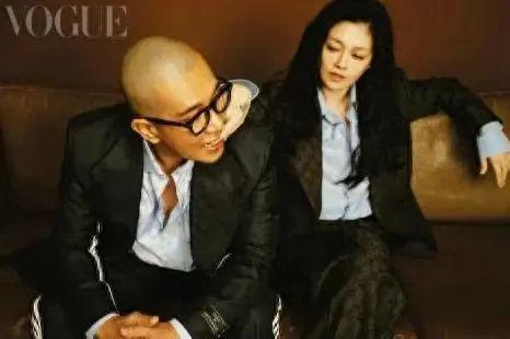 汪小菲深夜密会俩女生举止亲密，大S回应：与我无关