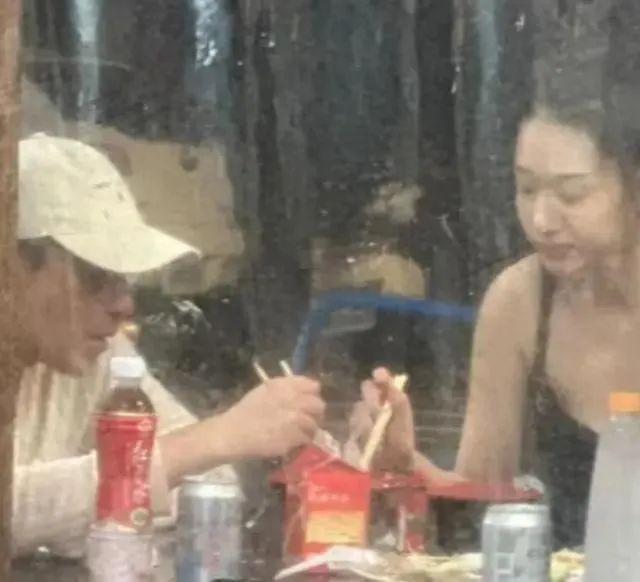 汪小菲深夜密会俩女生举止亲密，大S回应：与我无关