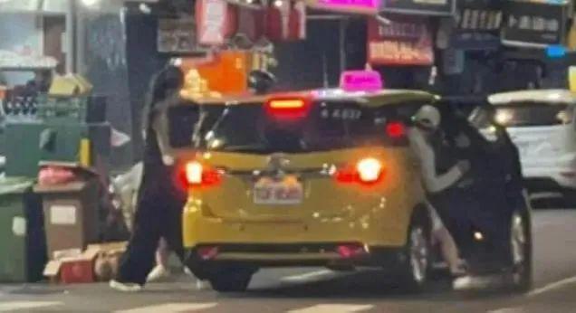 汪小菲深夜密会俩女生举止亲密，大S回应：与我无关