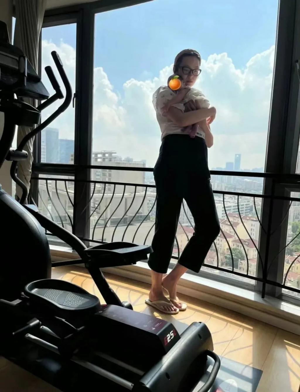 还记得雎晓雯和金大川吗？女儿腿好长