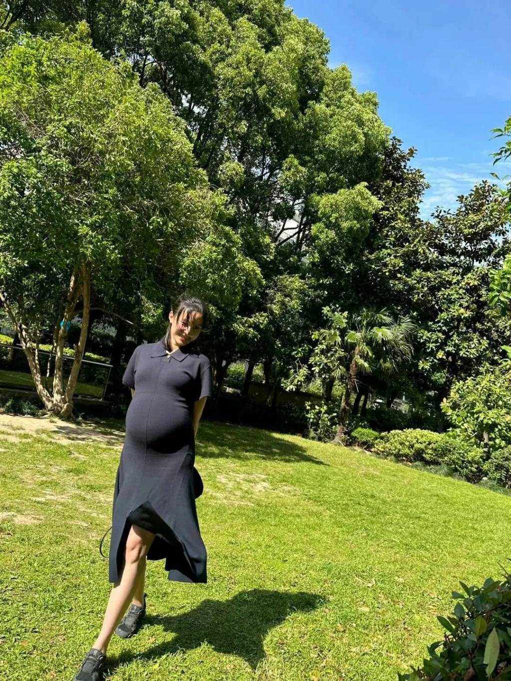 还记得雎晓雯和金大川吗？女儿腿好长