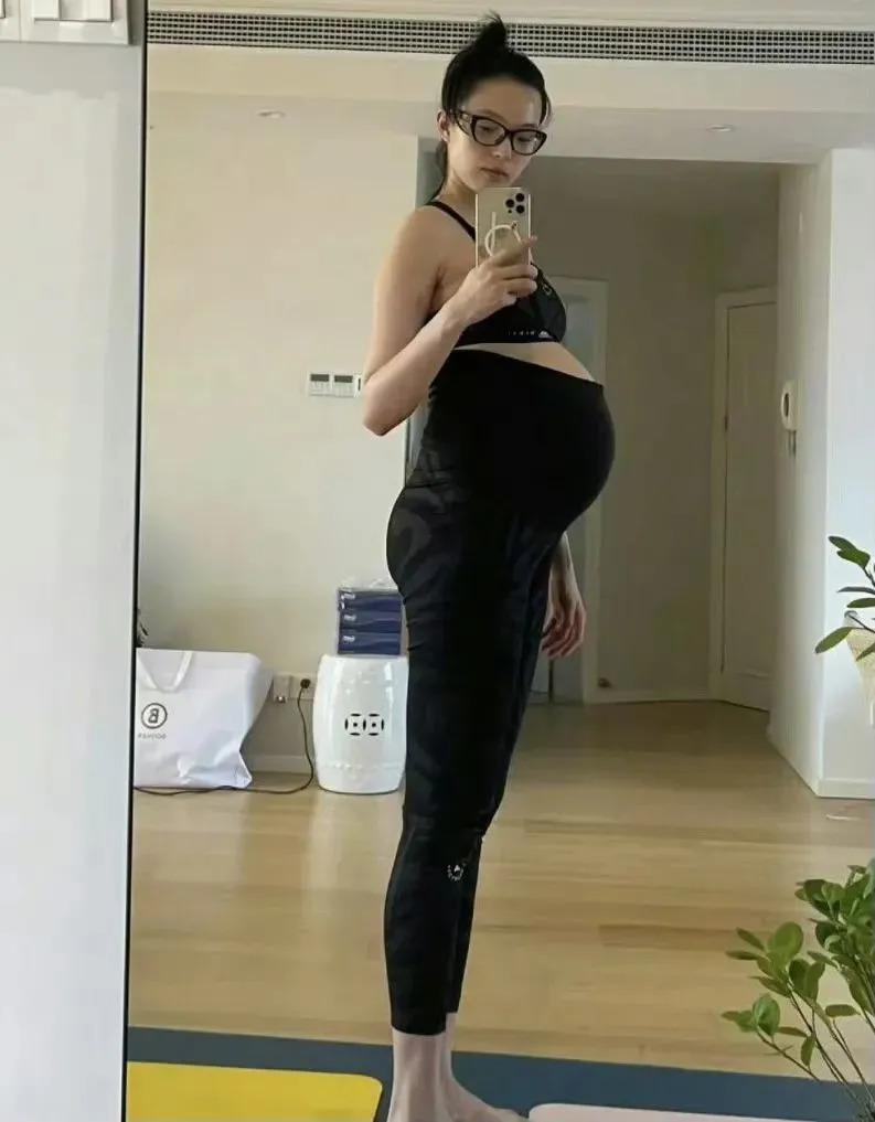 还记得雎晓雯和金大川吗？女儿腿好长