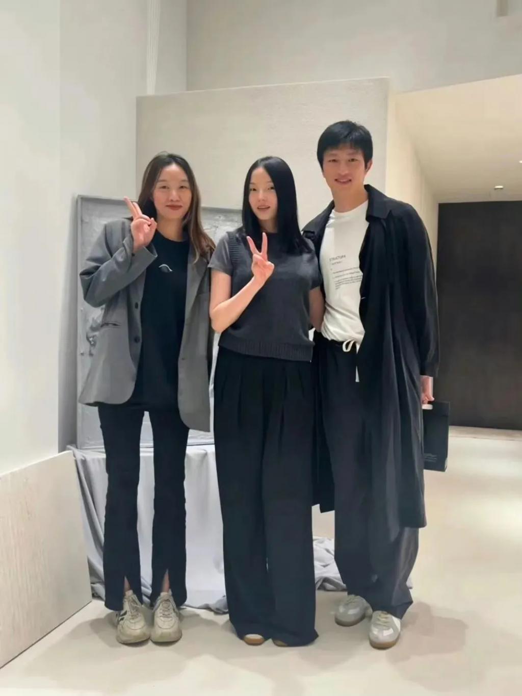 还记得雎晓雯和金大川吗？女儿腿好长