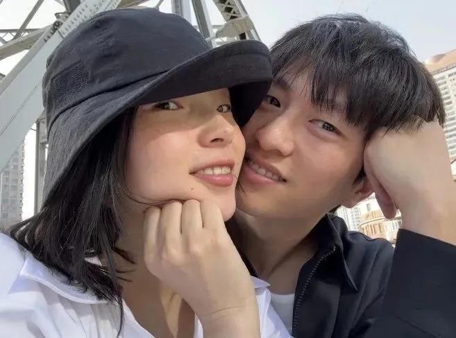 还记得雎晓雯和金大川吗？女儿腿好长