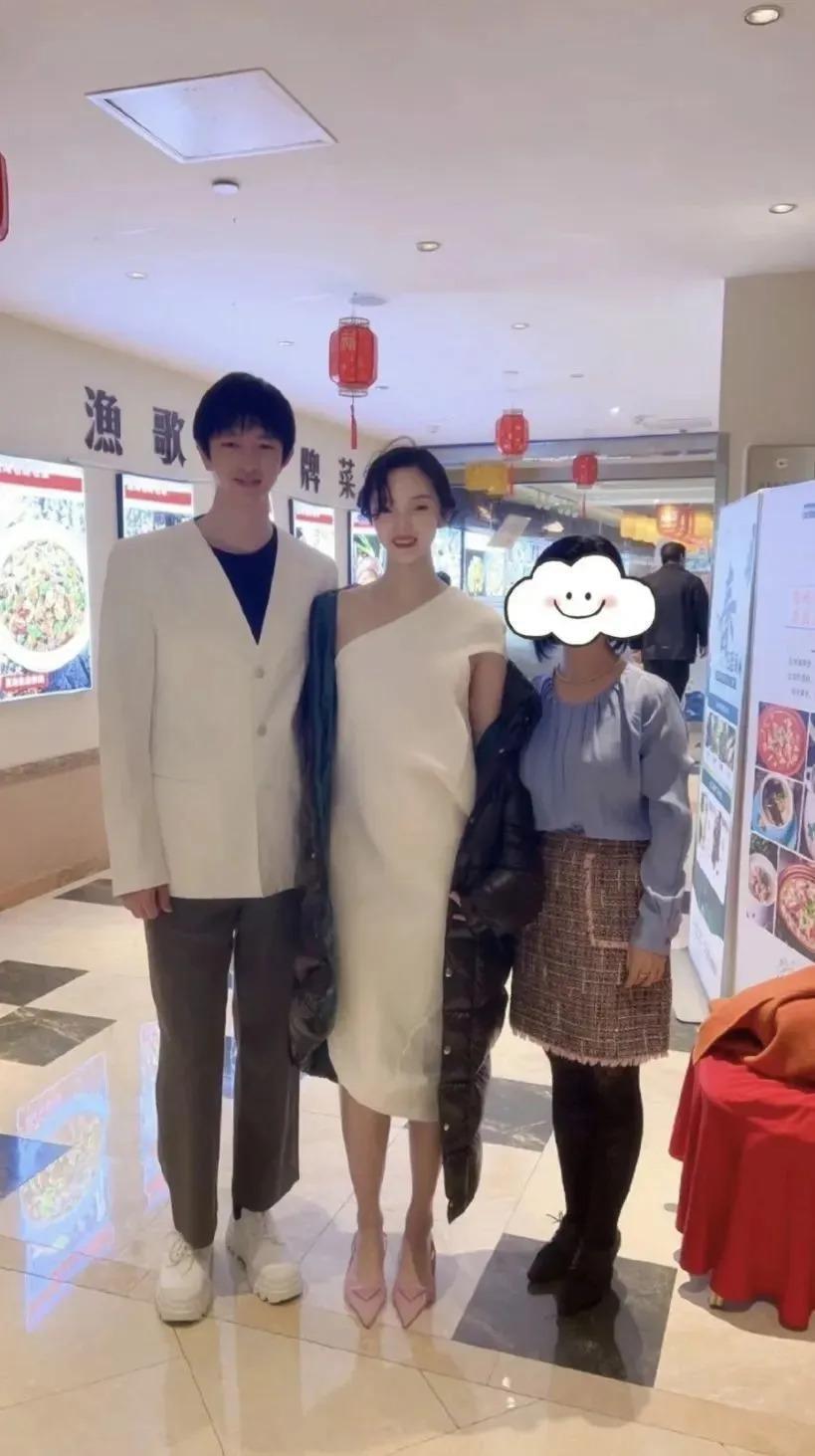 还记得雎晓雯和金大川吗？女儿腿好长