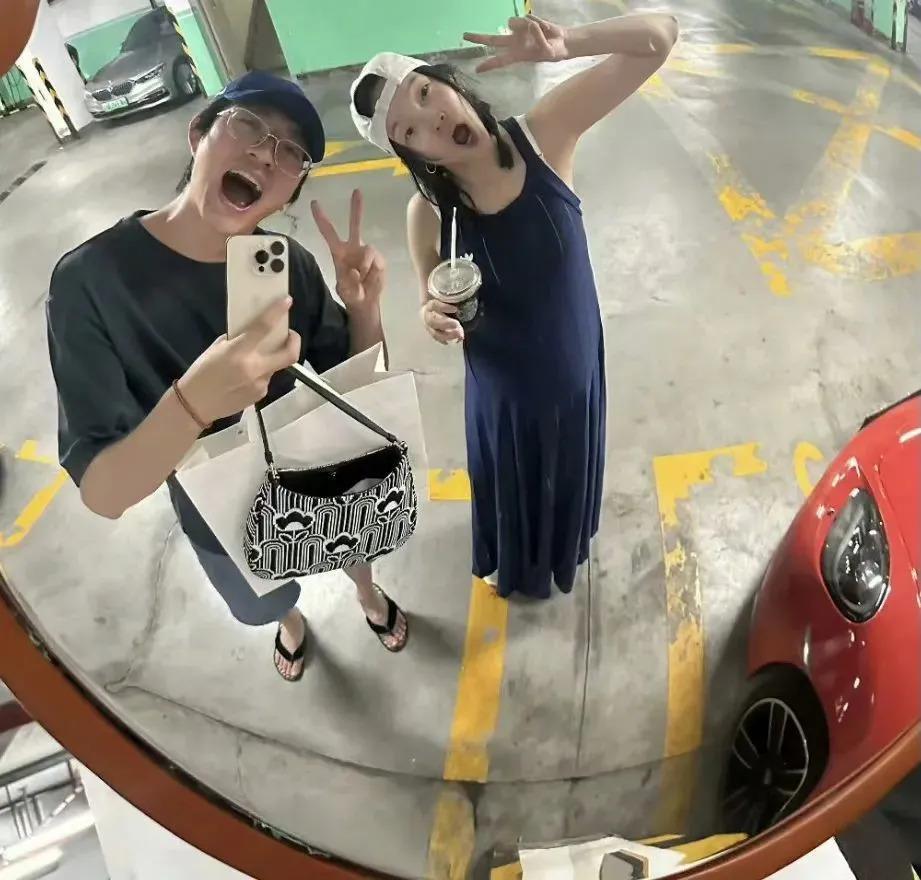 还记得雎晓雯和金大川吗？女儿腿好长