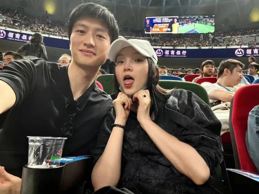 还记得雎晓雯和金大川吗？女儿腿好长