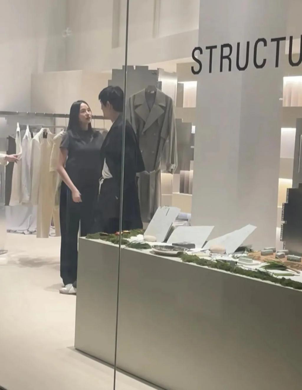 还记得雎晓雯和金大川吗？女儿腿好长