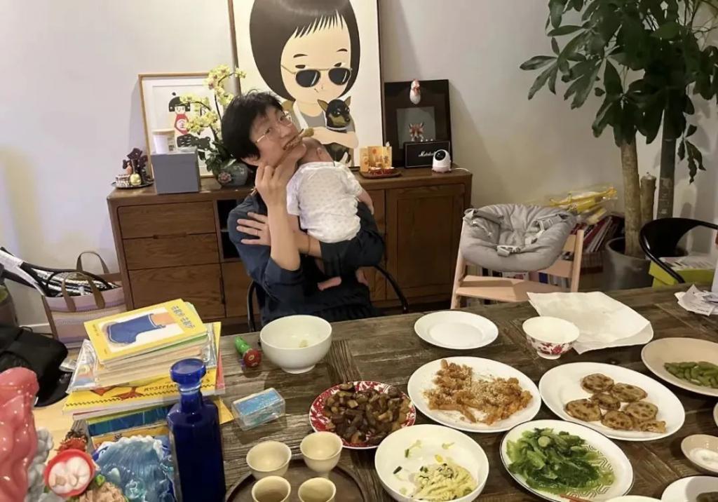 还记得雎晓雯和金大川吗？女儿腿好长