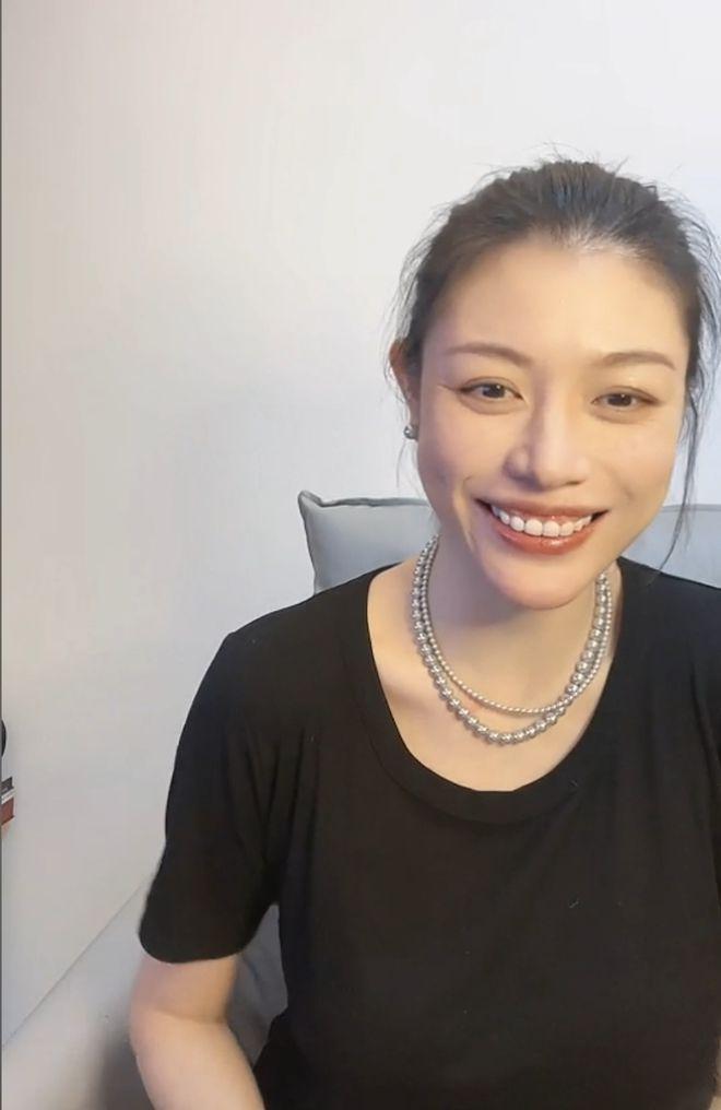 葛荟婕直播谈汪峰离婚心情好 表示不恨子怡姐姐