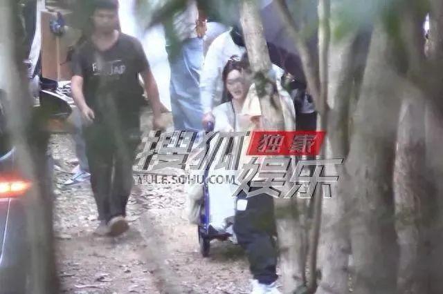 唐嫣坐轮椅片场开工，气场状态俱佳，轮椅上风采依旧