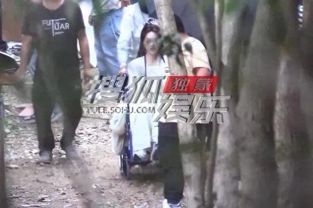 唐嫣坐轮椅片场开工，气场状态俱佳，轮椅上风采依旧