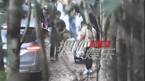 唐嫣坐轮椅片场开工，气场状态俱佳，轮椅上风采依旧