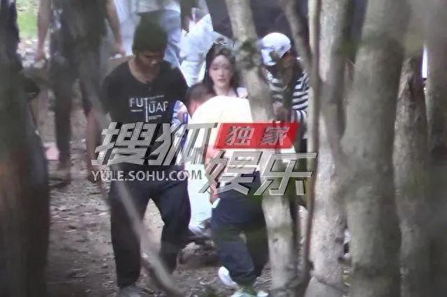 唐嫣坐轮椅片场开工，气场状态俱佳，轮椅上风采依旧