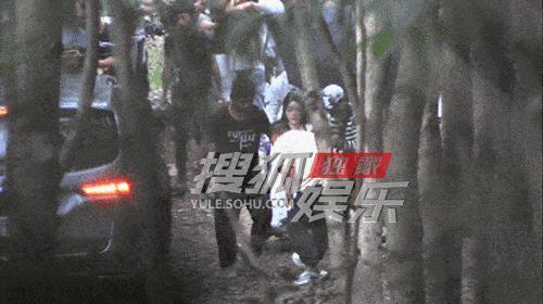 唐嫣坐轮椅片场开工，气场状态俱佳，轮椅上风采依旧