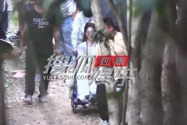 唐嫣坐轮椅片场开工，气场状态俱佳，轮椅上风采依旧