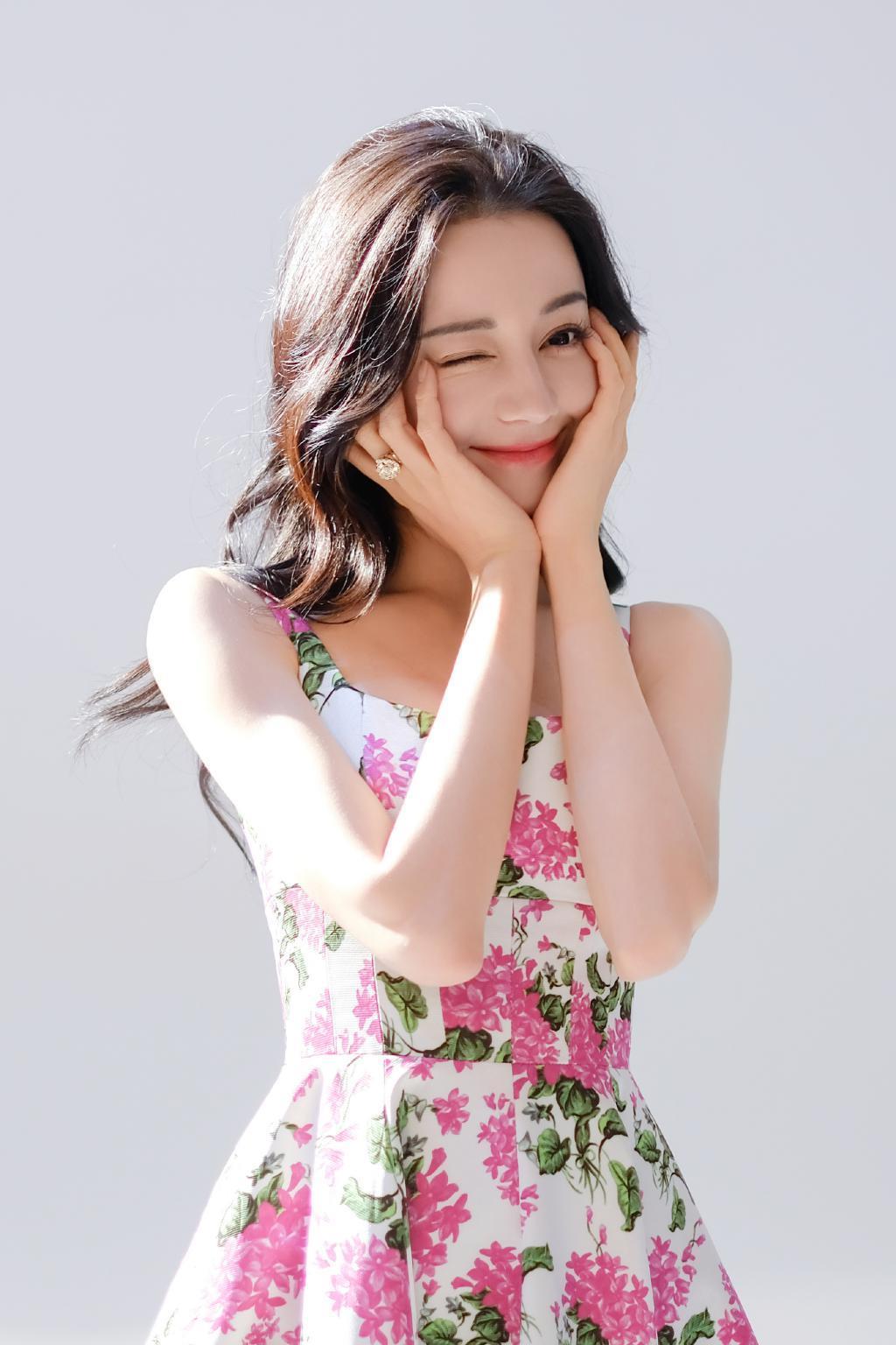 热巴穿碎花裙勾勒完美身材 对镜wink卖萌