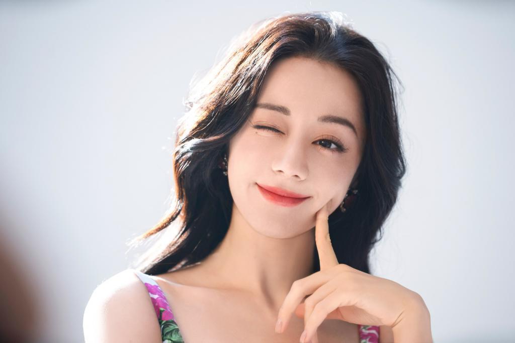 热巴穿碎花裙勾勒完美身材 对镜wink卖萌