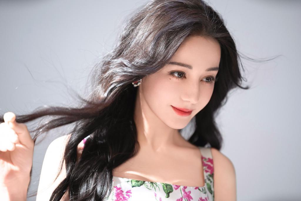 热巴穿碎花裙勾勒完美身材 对镜wink卖萌