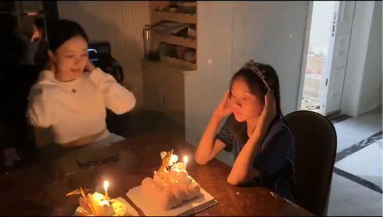 李小璐为甜馨庆生唱歌献吻 前夫贾乃亮疑似也在场