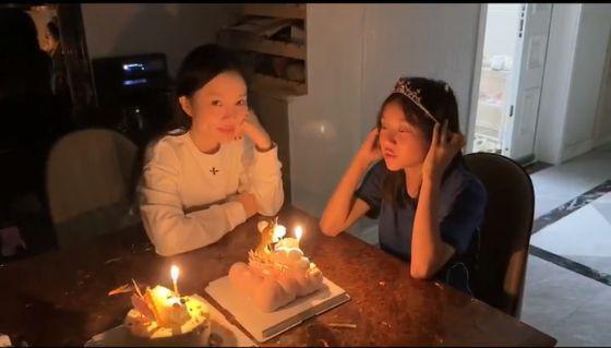 李小璐为甜馨庆生唱歌献吻 前夫贾乃亮疑似也在场
