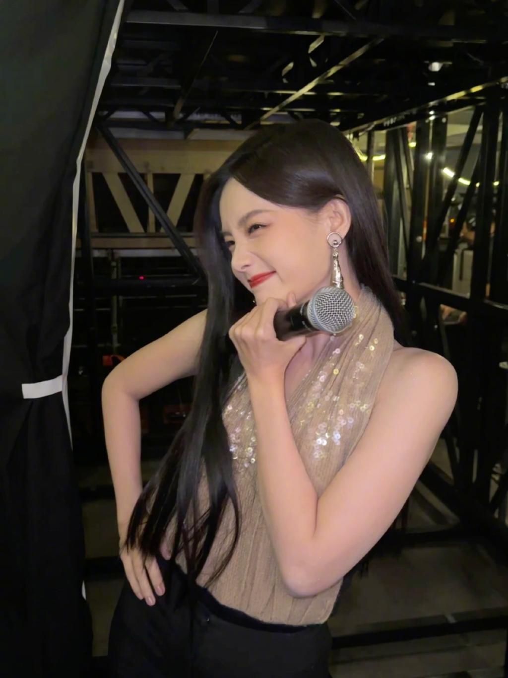 李一桐穿挂脖亮片装吸睛 黑发红唇魅力满分