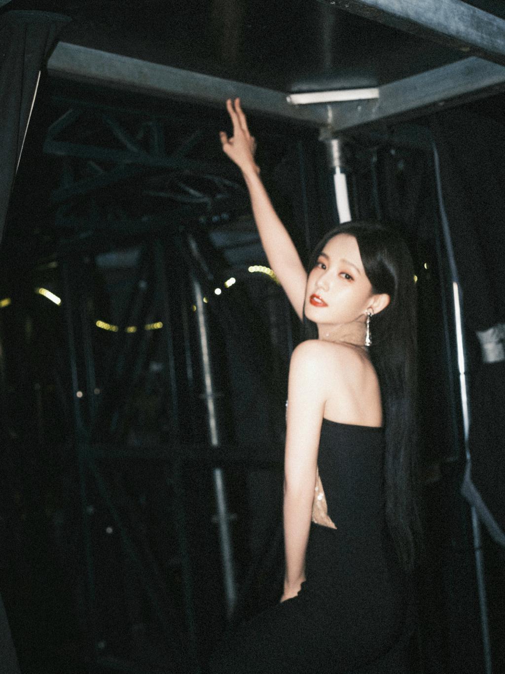 李一桐穿挂脖亮片装吸睛 黑发红唇魅力满分