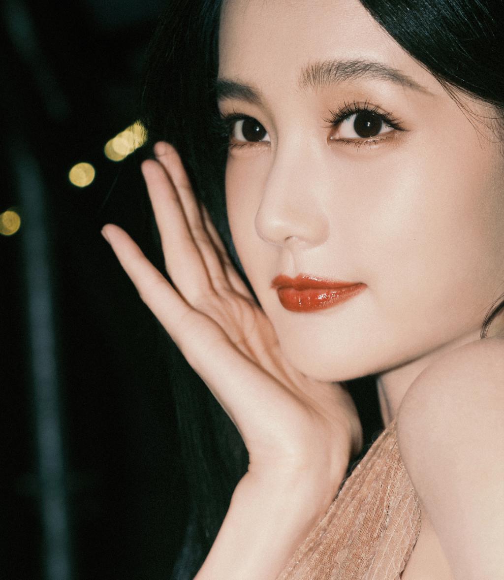 李一桐穿挂脖亮片装吸睛 黑发红唇魅力满分