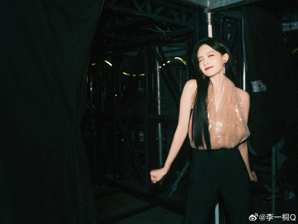 李一桐穿挂脖亮片装吸睛 黑发红唇魅力满分