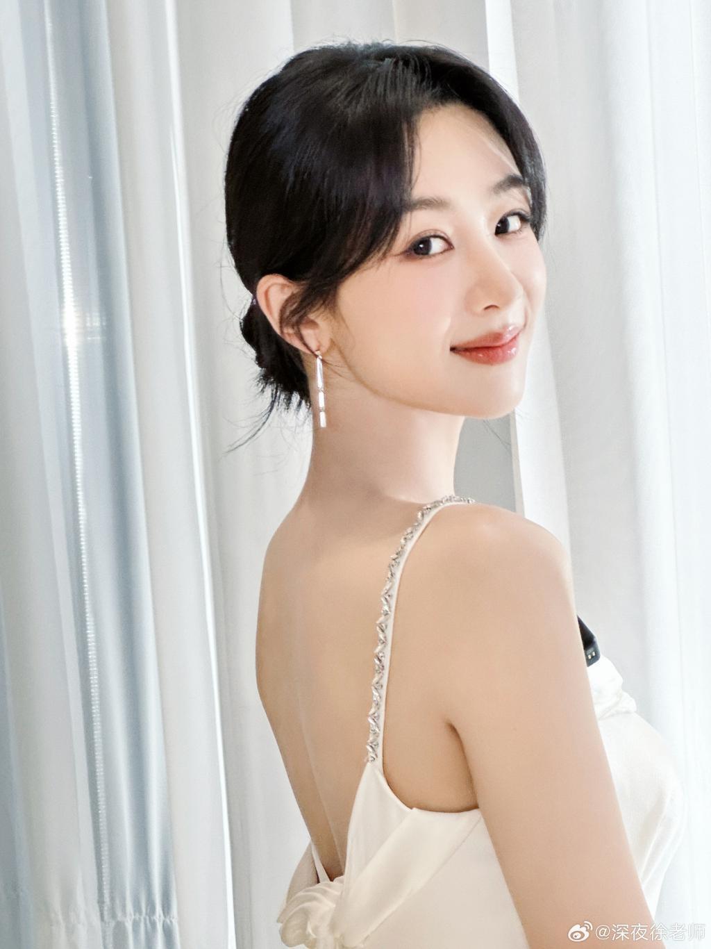 杨紫穿吊带白裙秀美背 笑容温柔迷人