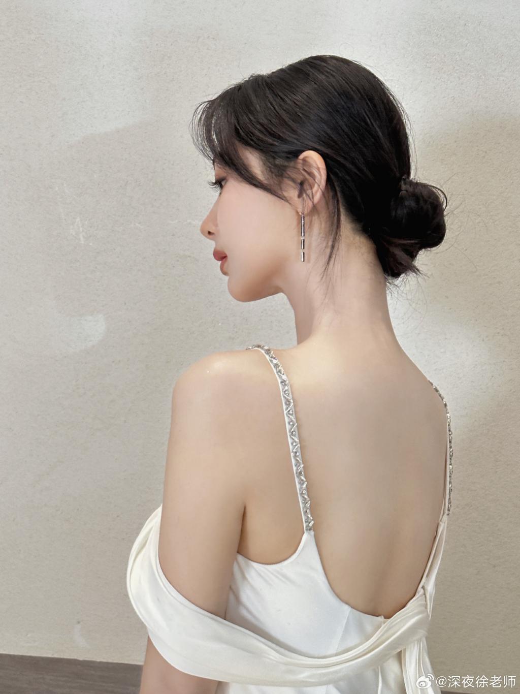 杨紫穿吊带白裙秀美背 笑容温柔迷人