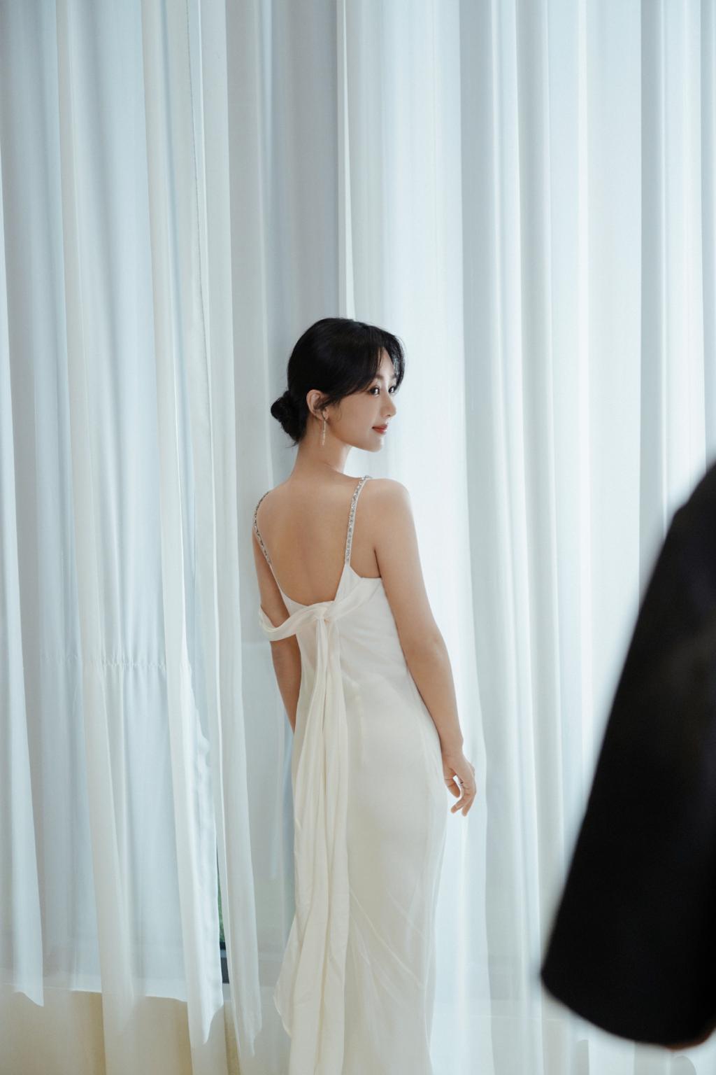 杨紫穿吊带白裙秀美背 笑容温柔迷人