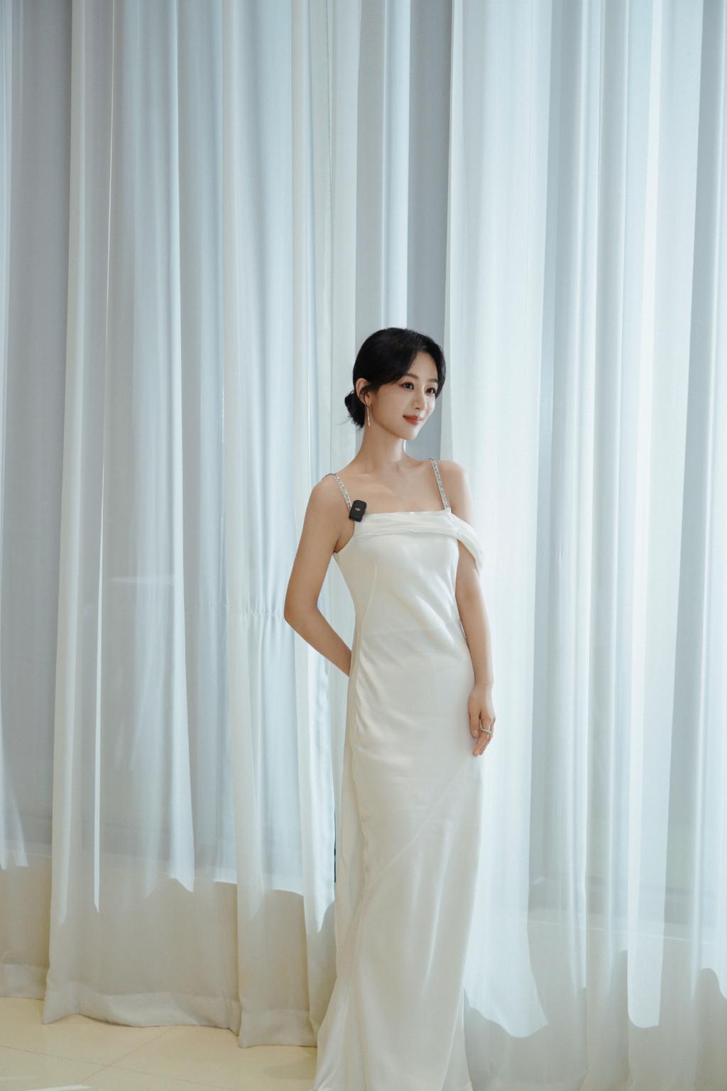杨紫穿吊带白裙秀美背 笑容温柔迷人