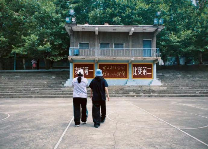 贾玲“整容式”近照曝光，颜值逆天惊艳网友：我笑不出来……