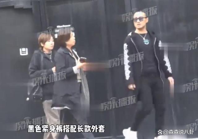 汪峰离婚后首现身面色凝重，章子怡独自出门买菜，状态放松